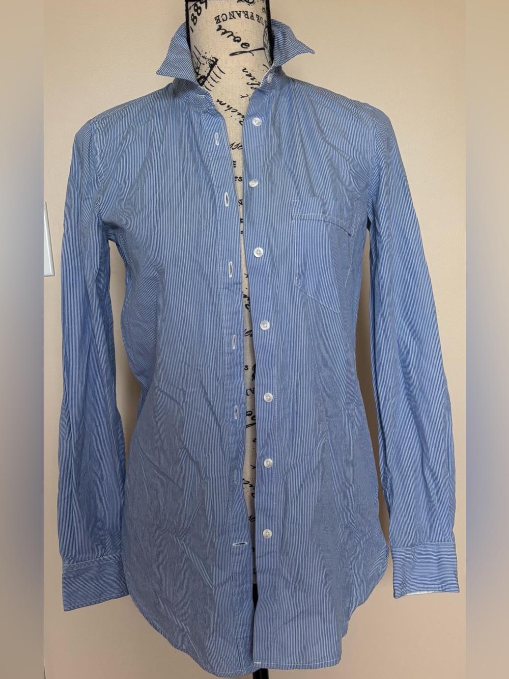 Aritzia Talula Light Blue Pinstripe women’s boyfriend fit Button-Up Shirt Sz XXS